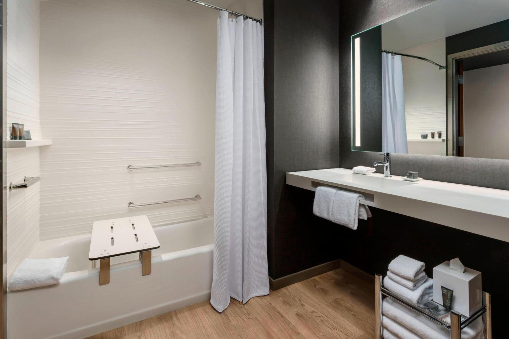 Ac Hotel By Marriott Chapel Hill Downtown Екстер'єр фото